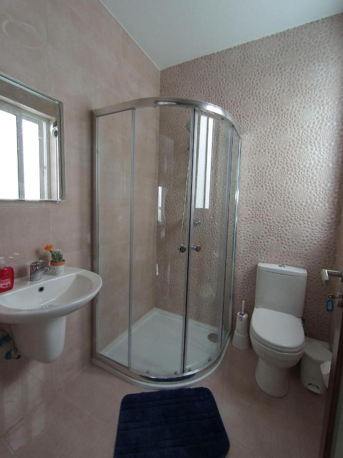 F7 Room 2, Private Bedroom Two Single Beds Shared Bathroom In Shared Flat ムサイダ エクステリア 写真