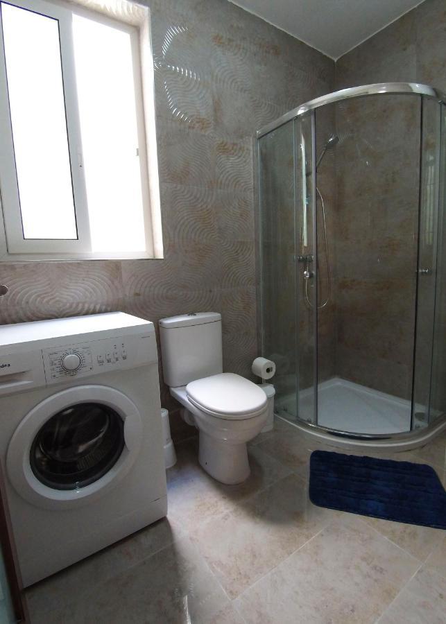 F7 Room 2, Private Bedroom Two Single Beds Shared Bathroom In Shared Flat ムサイダ エクステリア 写真