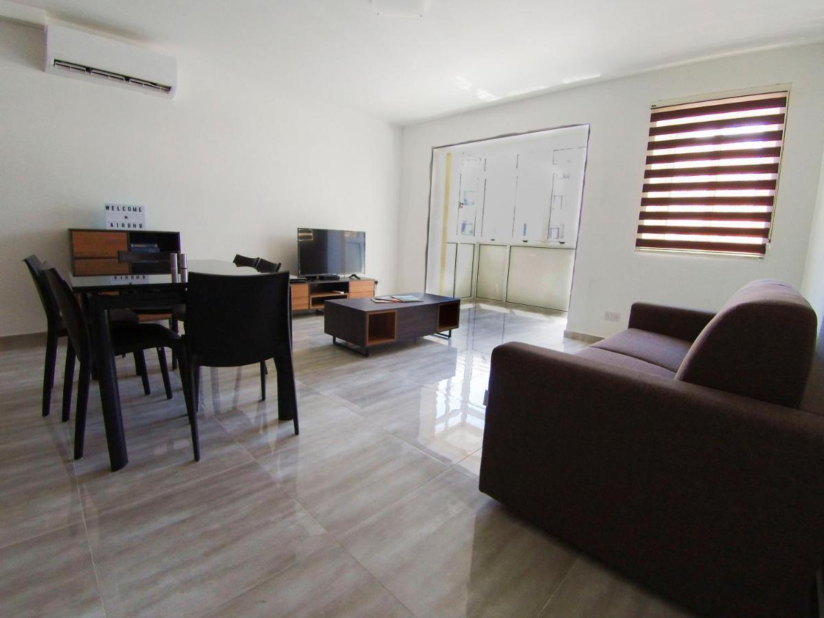 F7 Room 2, Private Bedroom Two Single Beds Shared Bathroom In Shared Flat ムサイダ エクステリア 写真
