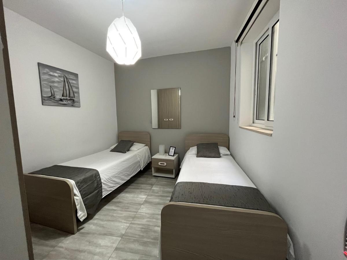 F7 Room 2, Private Bedroom Two Single Beds Shared Bathroom In Shared Flat ムサイダ エクステリア 写真