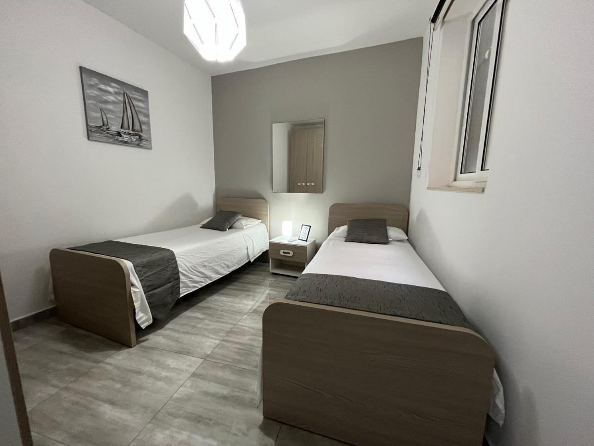 F7 Room 2, Private Bedroom Two Single Beds Shared Bathroom In Shared Flat ムサイダ エクステリア 写真